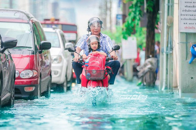 Loạt ảnh hài hước chứng minh ngập lụt ở Bangkok không hề buồn rười rượi như người ta vẫn tưởng - Ảnh 11.