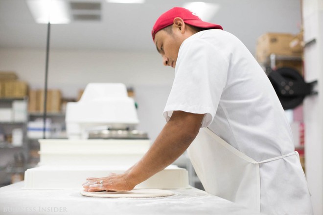 Kh&ocirc;ng chỉ phục vụ nh&agrave; h&agrave;ng, kh&aacute;ch sạn, giờ robot c&ograve;n c&oacute; thể l&agrave;m b&aacute;nh pizza hết sức xuất sắc - Ảnh 10.