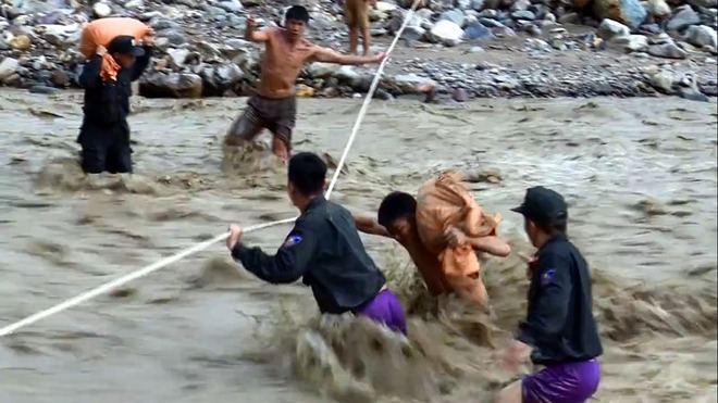 Sơn La: Đu d&acirc;y tiếp gạo, trai tr&aacute;ng ng&atilde; d&uacute;i dụi dưới suối dữ - Ảnh 11.