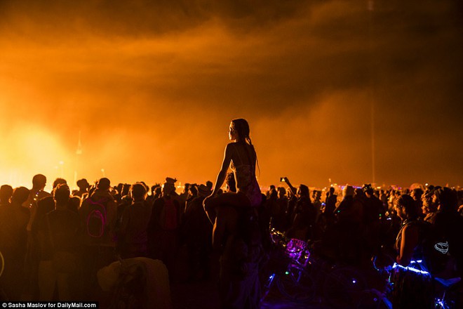 Mỹ: Du kh&aacute;ch tham gia lễ hội Burning Man kinh h&atilde;i khi thấy một người đ&agrave;n &ocirc;ng lao m&igrave;nh v&agrave;o biển lửa - Ảnh 10.