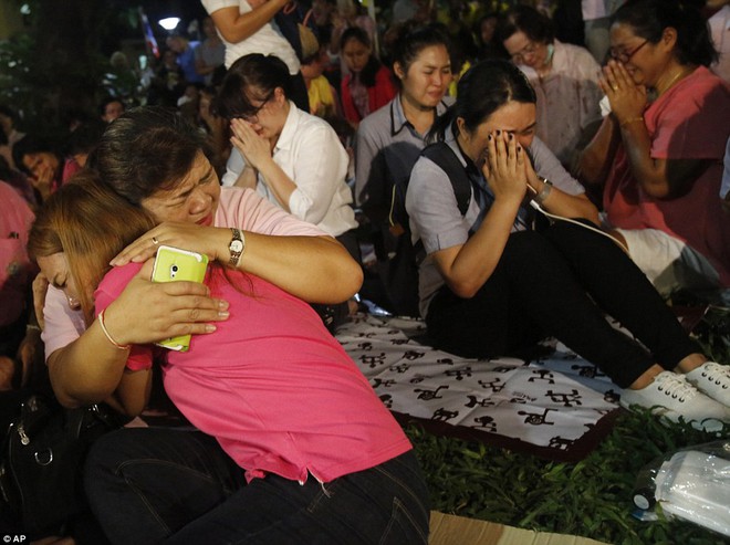 Một năm ngày mất Quốc vương Bhumibol Adulyadej: Những hình ảnh nỗi đau mất mát mà người dân Thái Lan không bao giờ quên - Ảnh 8.