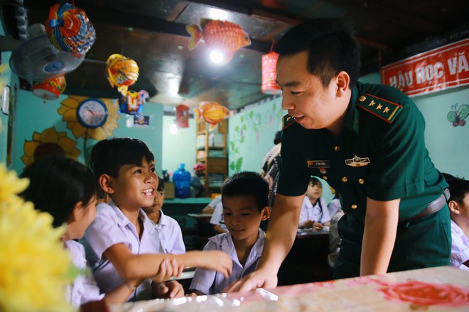 Những thầy giáo quân hàm xanh ở Vành đai biên giới Việt - Cam: Ngày tuần tra, đêm gieo chữ cho bọn trẻ không quốc tịch - Ảnh 15.