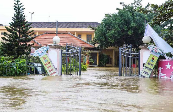 Hội An nước ngập đến n&oacute;c nh&agrave;, d&acirc;n bắt đầu sơ t&aacute;n - Ảnh 10.