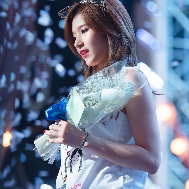 Sana (TWICE) xinh đẹp y như công chúa truyện cổ tích của Disney - Ảnh 10.