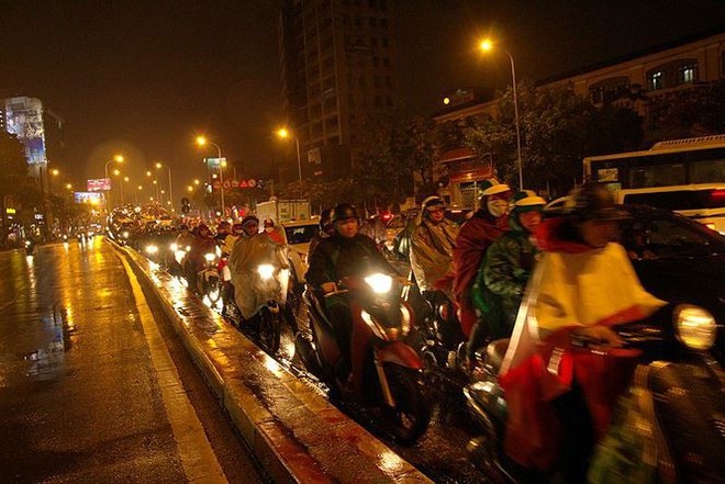 H&agrave;ng ng&agrave;n người d&acirc;n Thủ đ&ocirc; ch&ocirc;n ch&acirc;n trong mưa r&eacute;t v&igrave; tắc đường - Ảnh 10.