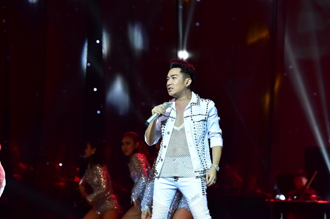 Quang Hà quỳ gối cầu hôn Hoài Linh trên sân khấu live concert - Ảnh 5.