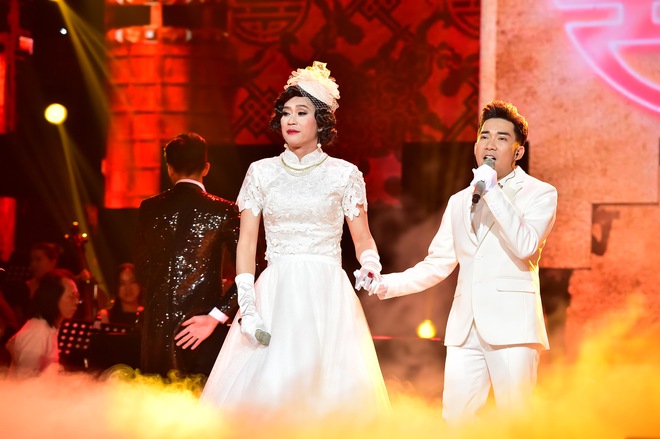 Quang Hà quỳ gối cầu hôn Hoài Linh trên sân khấu live concert - Ảnh 3.