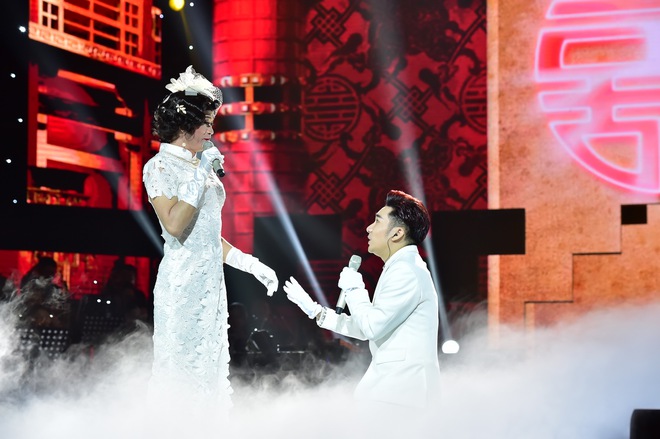 Quang Hà quỳ gối cầu hôn Hoài Linh trên sân khấu live concert - Ảnh 4.