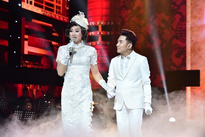 Quang Hà quỳ gối cầu hôn Hoài Linh trên sân khấu live concert - Ảnh 1.