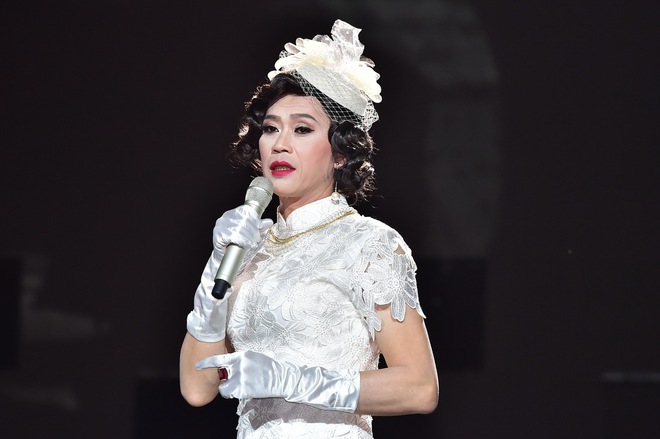Quang H&agrave; quỳ gối cầu h&ocirc;n Ho&agrave;i Linh tr&ecirc;n s&acirc;n khấu live concert - Ảnh 2.