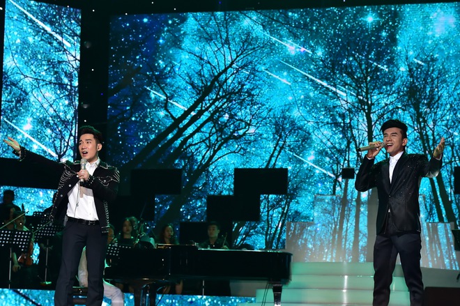 Quang H&agrave; quỳ gối cầu h&ocirc;n Ho&agrave;i Linh tr&ecirc;n s&acirc;n khấu live concert - Ảnh 13.