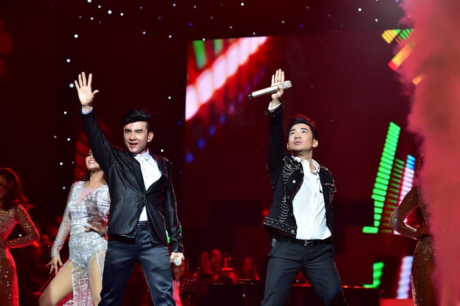 Quang H&agrave; quỳ gối cầu h&ocirc;n Ho&agrave;i Linh tr&ecirc;n s&acirc;n khấu live concert - Ảnh 14.