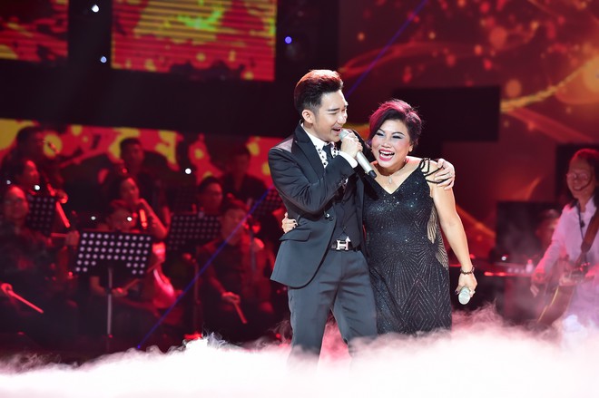 Quang H&agrave; quỳ gối cầu h&ocirc;n Ho&agrave;i Linh tr&ecirc;n s&acirc;n khấu live concert - Ảnh 12.