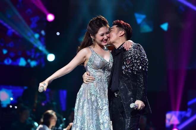 Quang H&agrave; quỳ gối cầu h&ocirc;n Ho&agrave;i Linh tr&ecirc;n s&acirc;n khấu live concert - Ảnh 11.