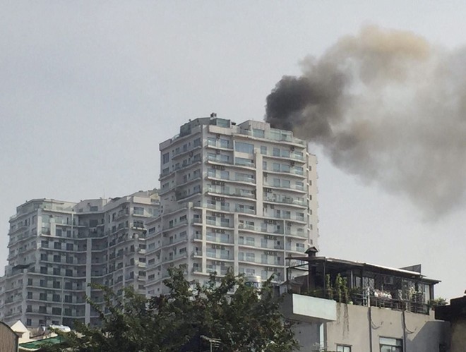 Hà Nội: Cháy lớn tại tầng thượng khu chung cư cao cấp Golden Westlake, người dân nghe tin hốt hoảng chạy về nhà - Ảnh 1.