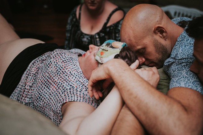 Cặp đồng tính nam bật khóc nức nở khi chứng kiến khoảnh khắc con đầu lòng chào đời - Ảnh 10.