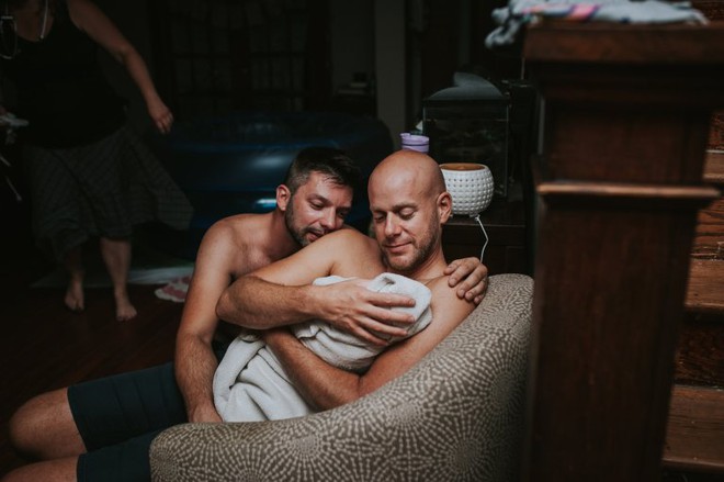 Cặp đồng tính nam bật khóc nức nở khi chứng kiến khoảnh khắc con đầu lòng chào đời - Ảnh 24.