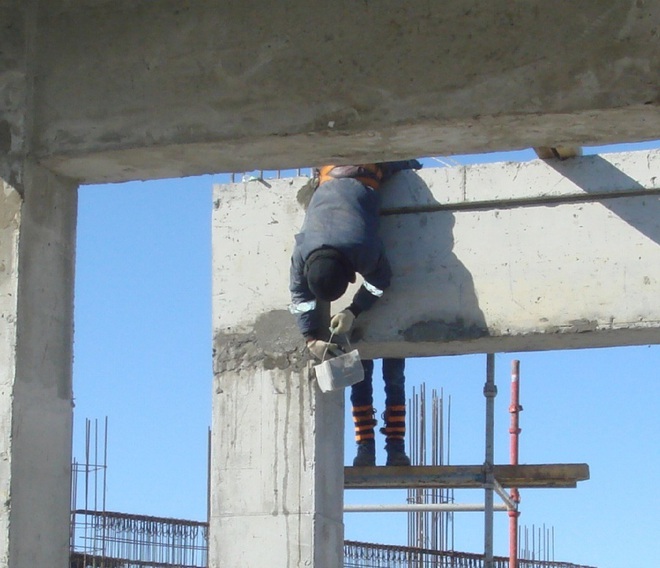 16 người thợ dường như kh&ocirc;ng biết an to&agrave;n lao động l&agrave; g&igrave; - Ảnh 6.