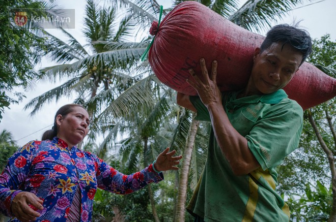 Cặp vợ chồng trong bộ ảnh 25 năm gắn bó cánh đồng: Gặp nhau lúc 16 tuổi, yêu nhau 3 năm, mỗi năm chỉ gặp được đúng 1 lần - Ảnh 7.