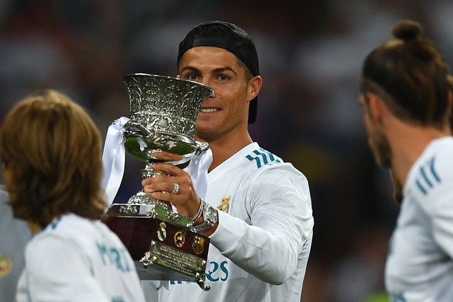 Ronaldo đeo đồng hồ, nhẫn nạm kim cương khi nâng Siêu Cúp - Ảnh 3.