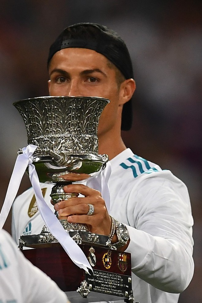 Ronaldo đeo đồng hồ, nhẫn nạm kim cương khi nâng Siêu Cúp - Ảnh 2.