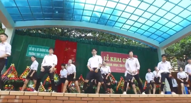 Clip: Học sinh trường THPT B&atilde;i Ch&aacute;y (Hạ Long) khoe vũ đạo n&oacute;ng bỏng trong lễ khai giảng - Ảnh 2.