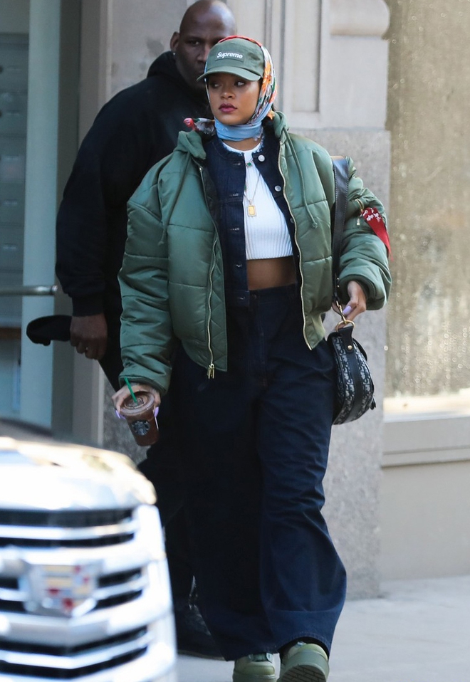 Rihanna đi đâu cũng phô ra hai quả bom nổ chậm, thời trang ngày càng khó hiểu quá đà - Ảnh 10.