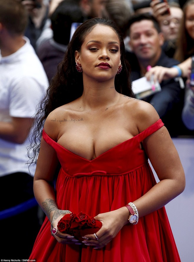 Rihanna đi đâu cũng phô ra hai quả bom nổ chậm, thời trang ngày càng khó hiểu quá đà - Ảnh 1.