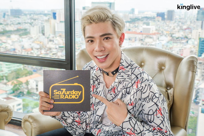 Saturday Radio: Erik ngẫu hứng h&aacute;t Ghen phi&ecirc;n bản Cải lương v&agrave; giọng miền Nam cực h&agrave;i hước - Ảnh 1.