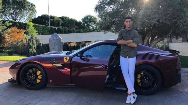 Ronaldo lại sắm thêm siêu xe giá hơn 10 tỷ đồng - Ảnh 1.