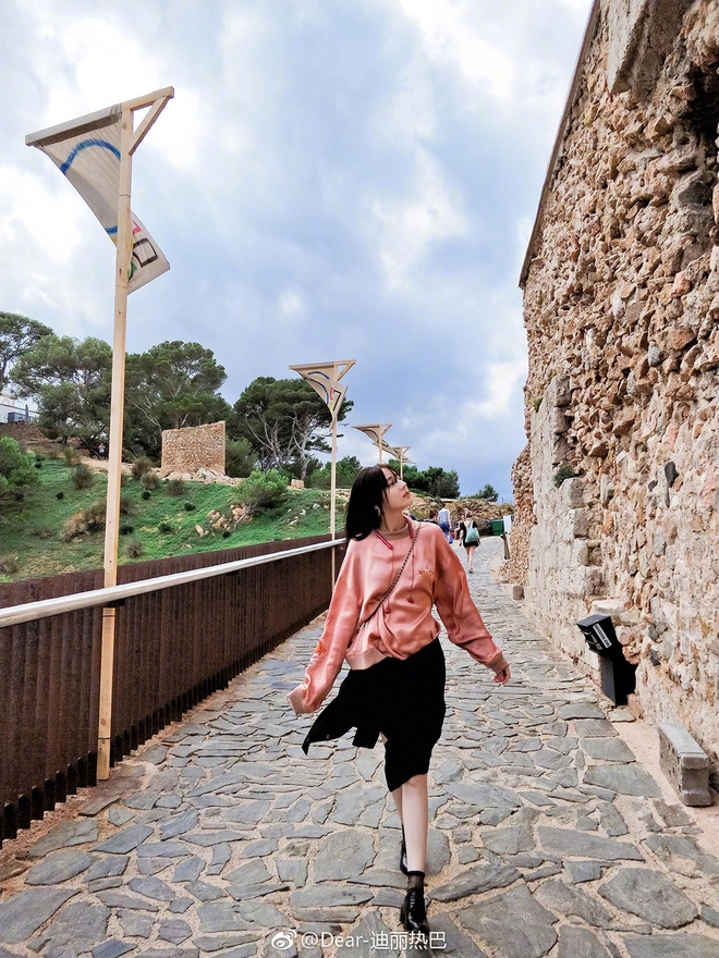 G&aacute;i đẹp Địch Lệ Nhiệt Ba t&iacute;ch cực khoe ch&acirc;n d&agrave;i nuột n&agrave; c&ugrave;ng m&aacute;i t&oacute;c mới si&ecirc;u ngố si&ecirc;u xinh - Ảnh 6.