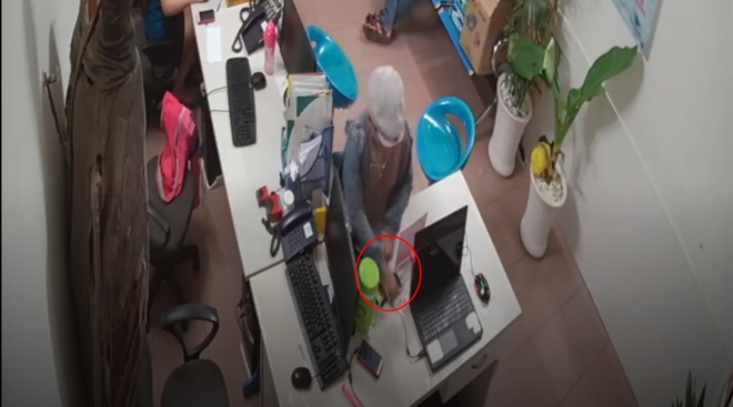 Phẫn nộ clip người đ&agrave;n &ocirc;ng d&agrave;n cảnh cho b&eacute; trai trộm điện thoại tại nhiều cửa h&agrave;ng ở S&agrave;i G&ograve;n - Ảnh 3.