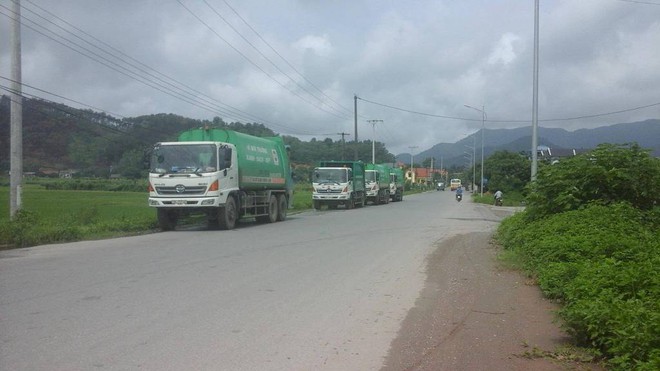 Kinh hoàng cảnh nhà dân sống gần bãi rác lớn nhất Hà Nội bị hàng nghìn con ruồi bủa vây - Ảnh 9.