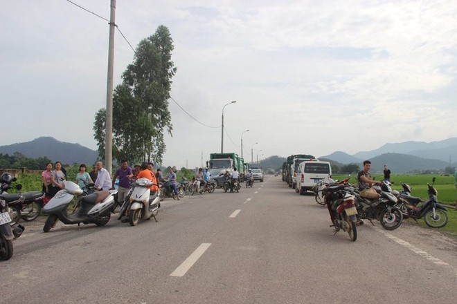 Kinh hoàng cảnh nhà dân sống gần bãi rác lớn nhất Hà Nội bị hàng nghìn con ruồi bủa vây - Ảnh 1.