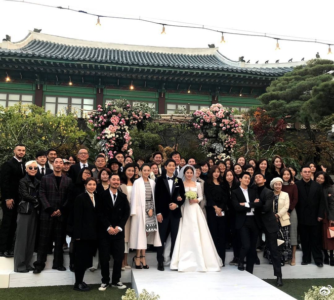 Dù là đám cưới thế kỷ, Song Hye Kyo vẫn chọn váy và trang điểm giản dị không khác gì mọi khi - Ảnh 2.