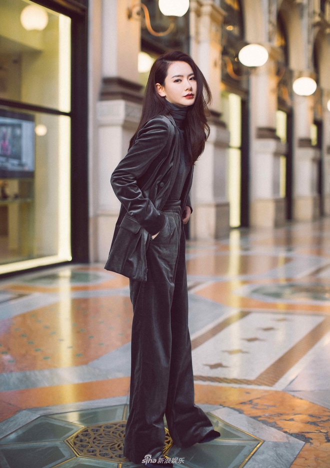 Ch&aacute;n v&aacute;y v&oacute;c b&aacute;nh b&egrave;o, nhiều sao Hoa Ngữ đồng loạt rủ nhau mặc suit đi sự kiện - Ảnh 10.
