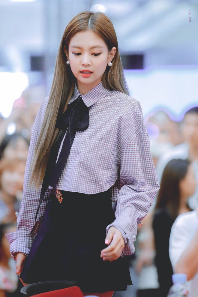 Quả là Jennie Kim (Black Pink) mặc thứ gì, các... nam idol liền diện ngay thứ đó! - Ảnh 1.