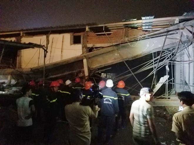 Sập công trình siêu thị tại Vũng Tàu, 4 công nhân bị thương dưới đoạn bê tông dày hơn 20m - Ảnh 1.