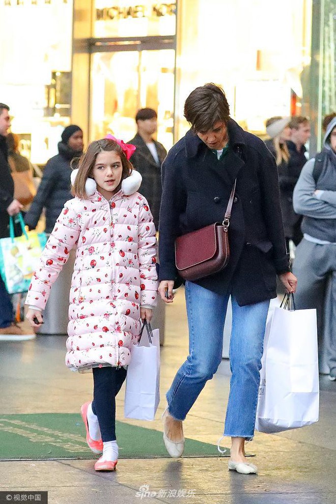 Lâu rồi mới xuất hiện, cô bé Suri Cruise đã trổ giò và cao đến vai mẹ - Ảnh 1.