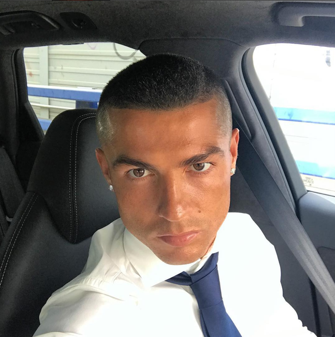 Ronaldo bất ngờ xuống tóc húi cua mừng chức vô địch - Ảnh 1.