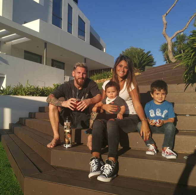 Antonella Roccuzzo: mỹ nhân khiến trái tim nhút nhát của Messi xao xuyến hơn 20 năm - Ảnh 3.