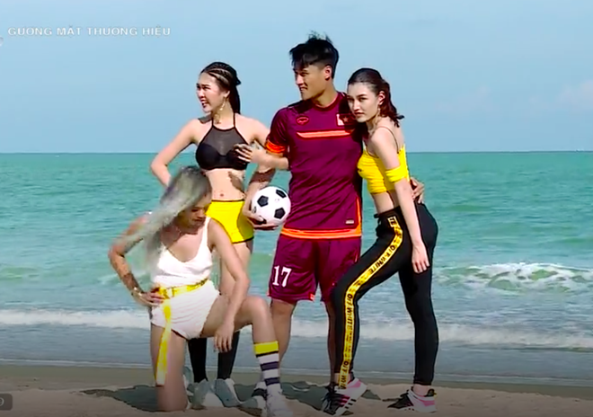The Face tập 4: 9 n&agrave;ng mặc bikini tự dưng t&ograve;i ra một 1 c&ocirc; mặc quần? - Ảnh 4.