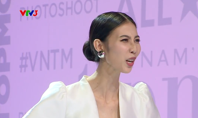 "Vietnam's Next Top Model" tập 6: Nam Trung trợn tr&ograve;n mắt khi bị th&iacute; sinh nhận x&eacute;t "&aacute;c qu&aacute; trời &aacute;c" - Ảnh 2.