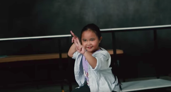Clip: B&eacute; Nắng Kim Thư tạo d&aacute;ng nh&iacute; nhảnh b&ecirc;n Trấn Th&agrave;nh, Kiều Minh Tuấn - Ảnh 11.
