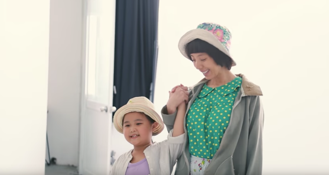 Clip: B&eacute; Nắng Kim Thư tạo d&aacute;ng nh&iacute; nhảnh b&ecirc;n Trấn Th&agrave;nh, Kiều Minh Tuấn - Ảnh 4.