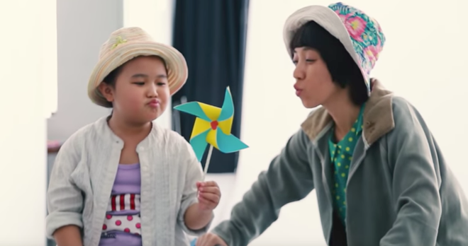 Clip: B&eacute; Nắng Kim Thư tạo d&aacute;ng nh&iacute; nhảnh b&ecirc;n Trấn Th&agrave;nh, Kiều Minh Tuấn - Ảnh 3.