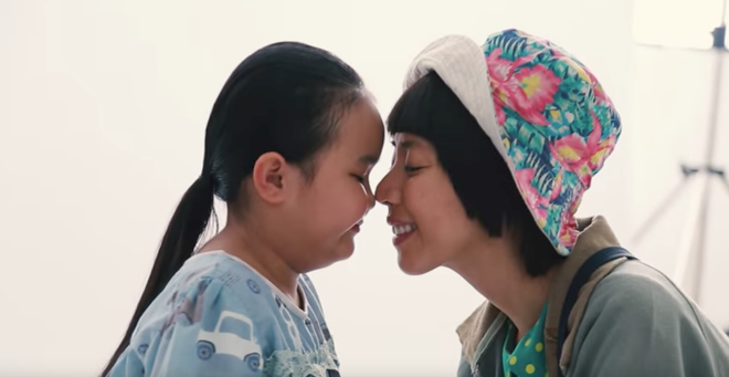 Clip: B&eacute; Nắng Kim Thư tạo d&aacute;ng nh&iacute; nhảnh b&ecirc;n Trấn Th&agrave;nh, Kiều Minh Tuấn - Ảnh 2.