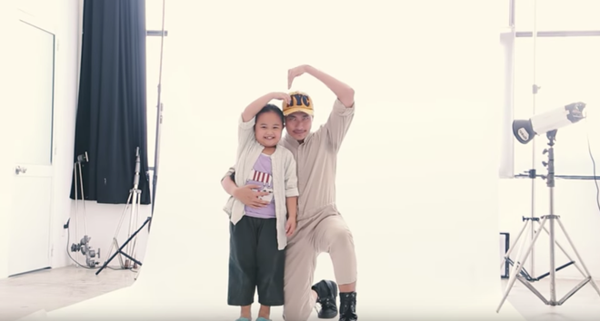 Clip: B&eacute; Nắng Kim Thư tạo d&aacute;ng nh&iacute; nhảnh b&ecirc;n Trấn Th&agrave;nh, Kiều Minh Tuấn - Ảnh 9.