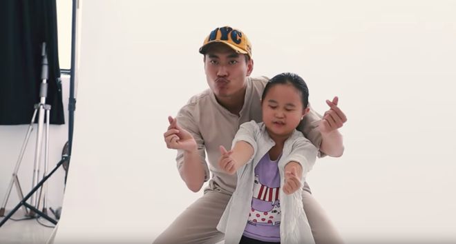 Clip: B&eacute; Nắng Kim Thư tạo d&aacute;ng nh&iacute; nhảnh b&ecirc;n Trấn Th&agrave;nh, Kiều Minh Tuấn - Ảnh 8.