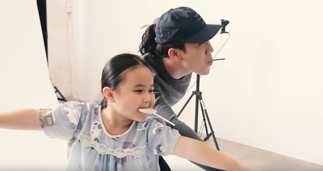 Clip: B&eacute; Nắng Kim Thư tạo d&aacute;ng nh&iacute; nhảnh b&ecirc;n Trấn Th&agrave;nh, Kiều Minh Tuấn - Ảnh 7.